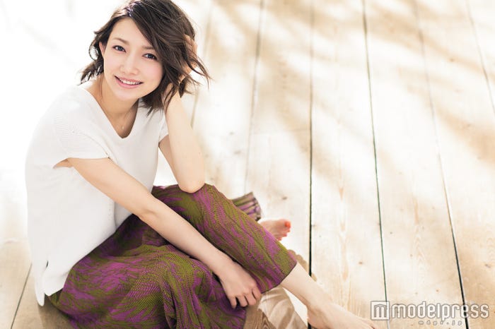 白ニットに柄スカートを合わせたゆったりスタイルを披露した後藤真希(画像提供:セブン&アイ出版)