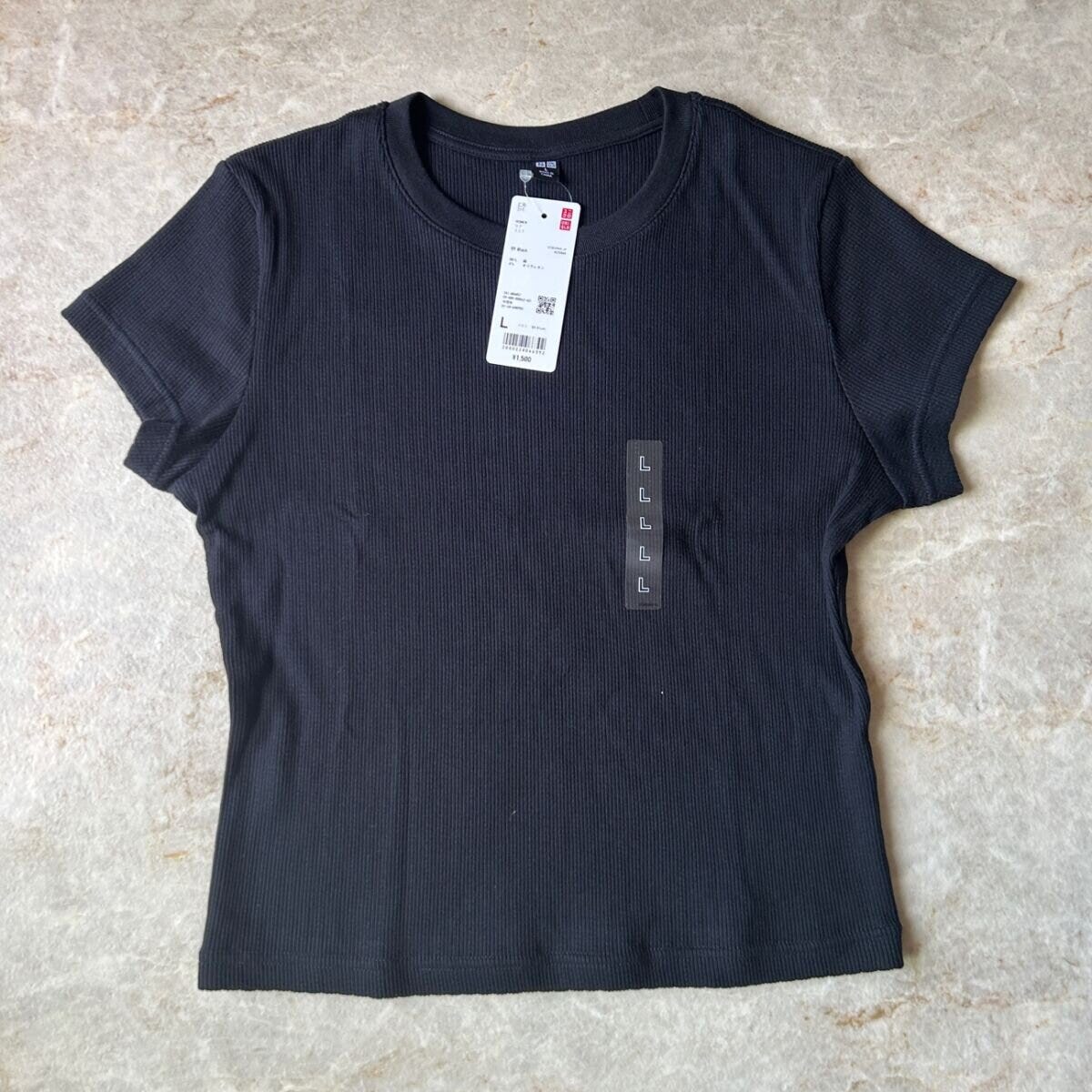 黒いリブミニTシャツが平置きされ、商品タグが付いている 黒いリブミニTシャツが平置きされ、商品タグが付いている