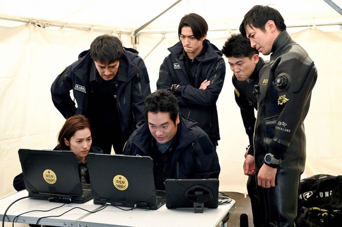 中村アン、阿部寛、岡崎体育、横浜流星、有輝(土佐兄弟)、高橋光臣/「DCU」第2話より(C)TBS