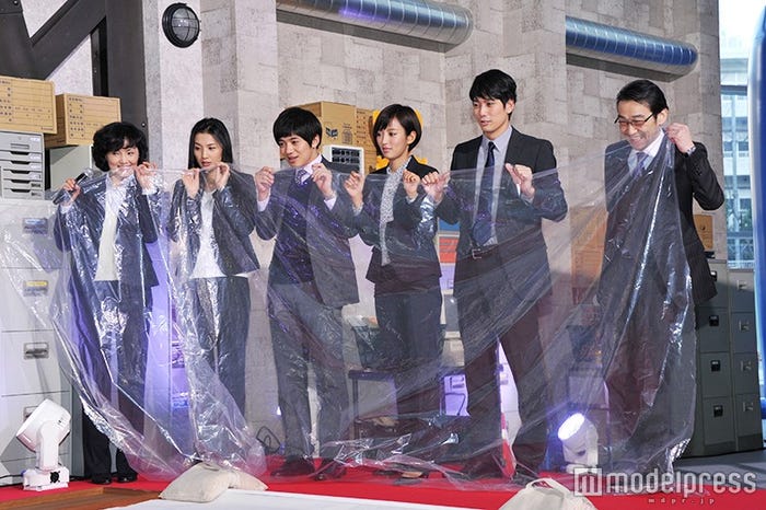 会見に出席した(左より)南果歩、芦名星、和田正人、夏菜、平岡祐太、吹越満(C)モデルプレス