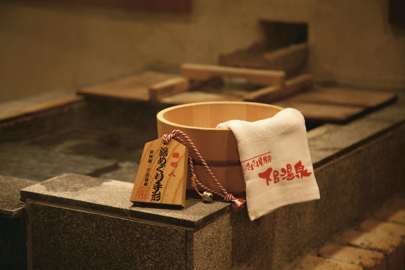 湯めぐり手形と入浴の様子／画像提供：岐阜県