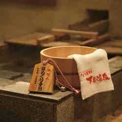 湯めぐり手形と入浴の様子/画像提供:岐阜県