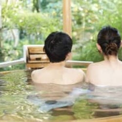 久々に夫婦揃って休日♪ 妊娠中温泉に入っても大丈夫?【助産師に相談】