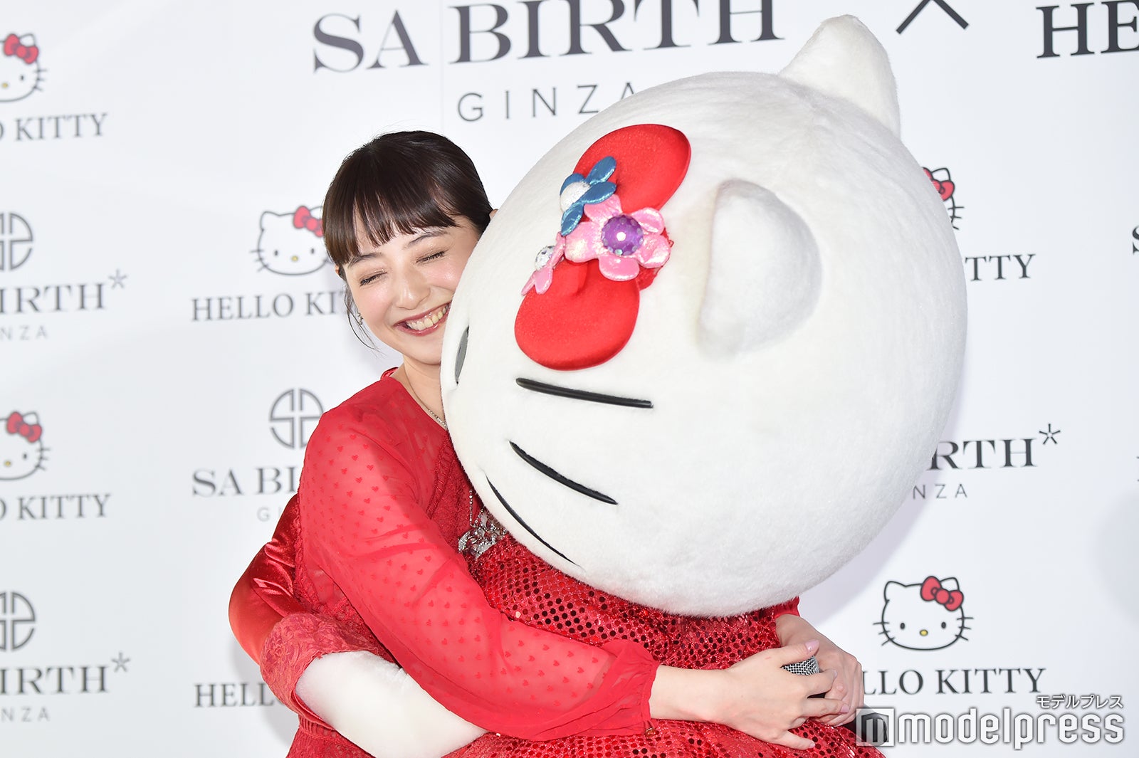 佐々木希、ハローキティ（C）モデルプレス