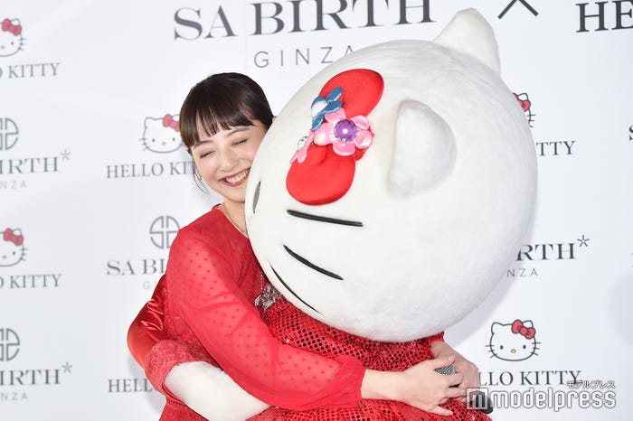 佐々木希、ハローキティ(C)モデルプレス