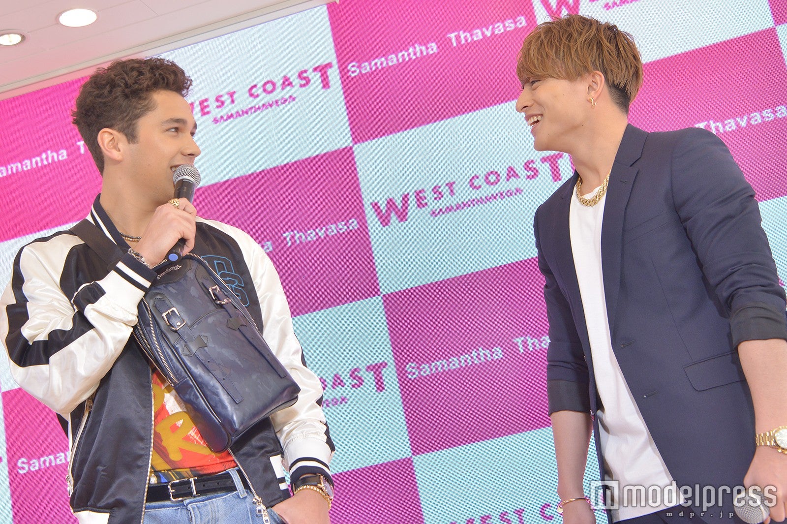 ずっと楽しそうなオースティン・マホーンと白濱亜嵐 （C）モデルプレス