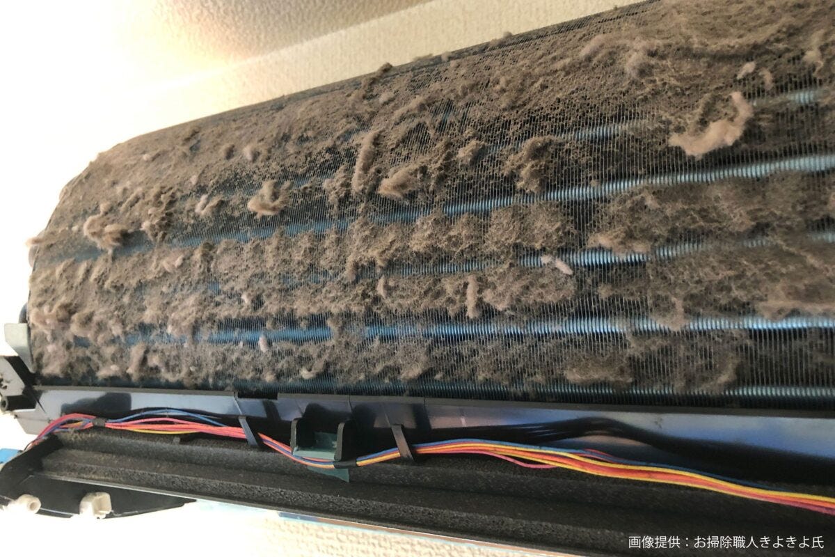 ホコリまみれのエアコン