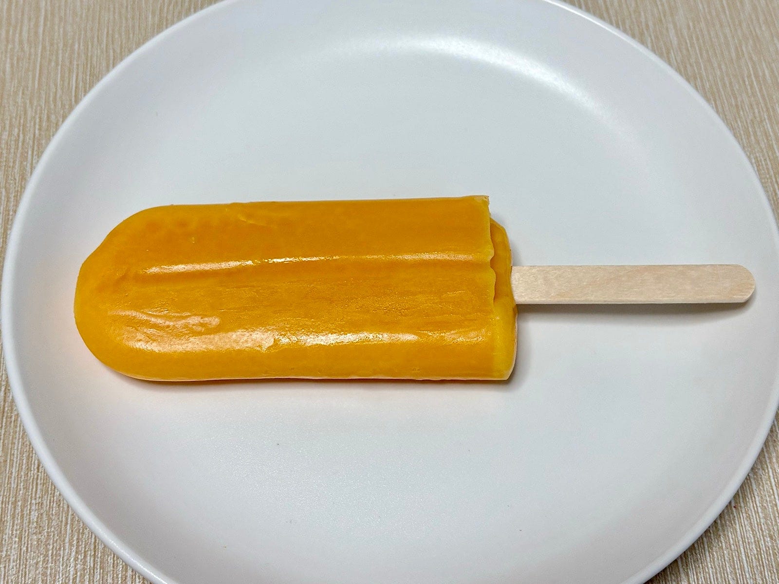 シャトレーゼのアイスバーはコスパがよく、こちらは1本81円。100円でおつりがきます！ 