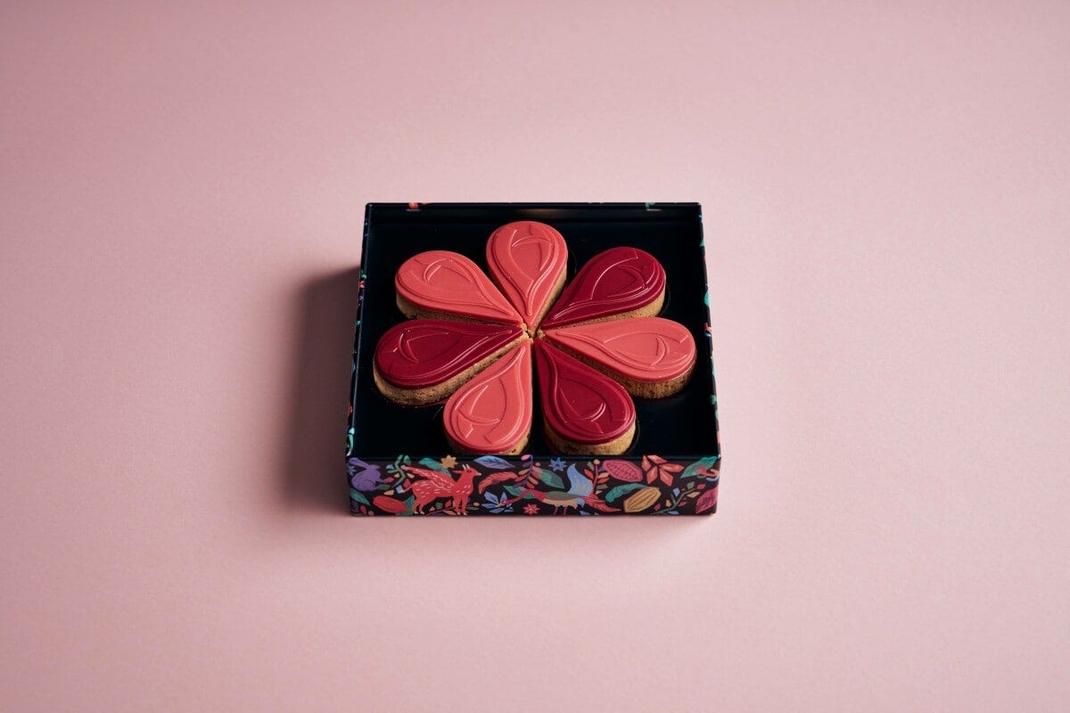 7枚のペタル(花びら)に見立てた「カカオペタル