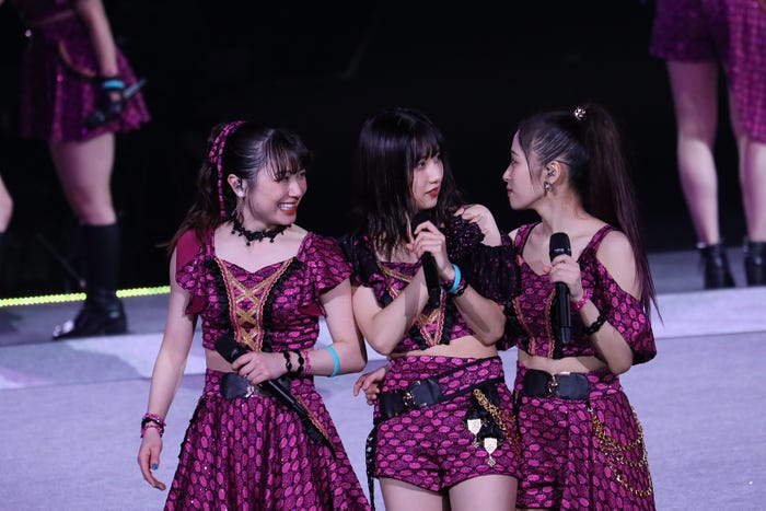 石田亜佑美、佐藤優樹、小田さくら「モーニング娘。’21 コンサートTeenage Solution ~佐藤優樹 卒業スペシャル~」(提供写真)