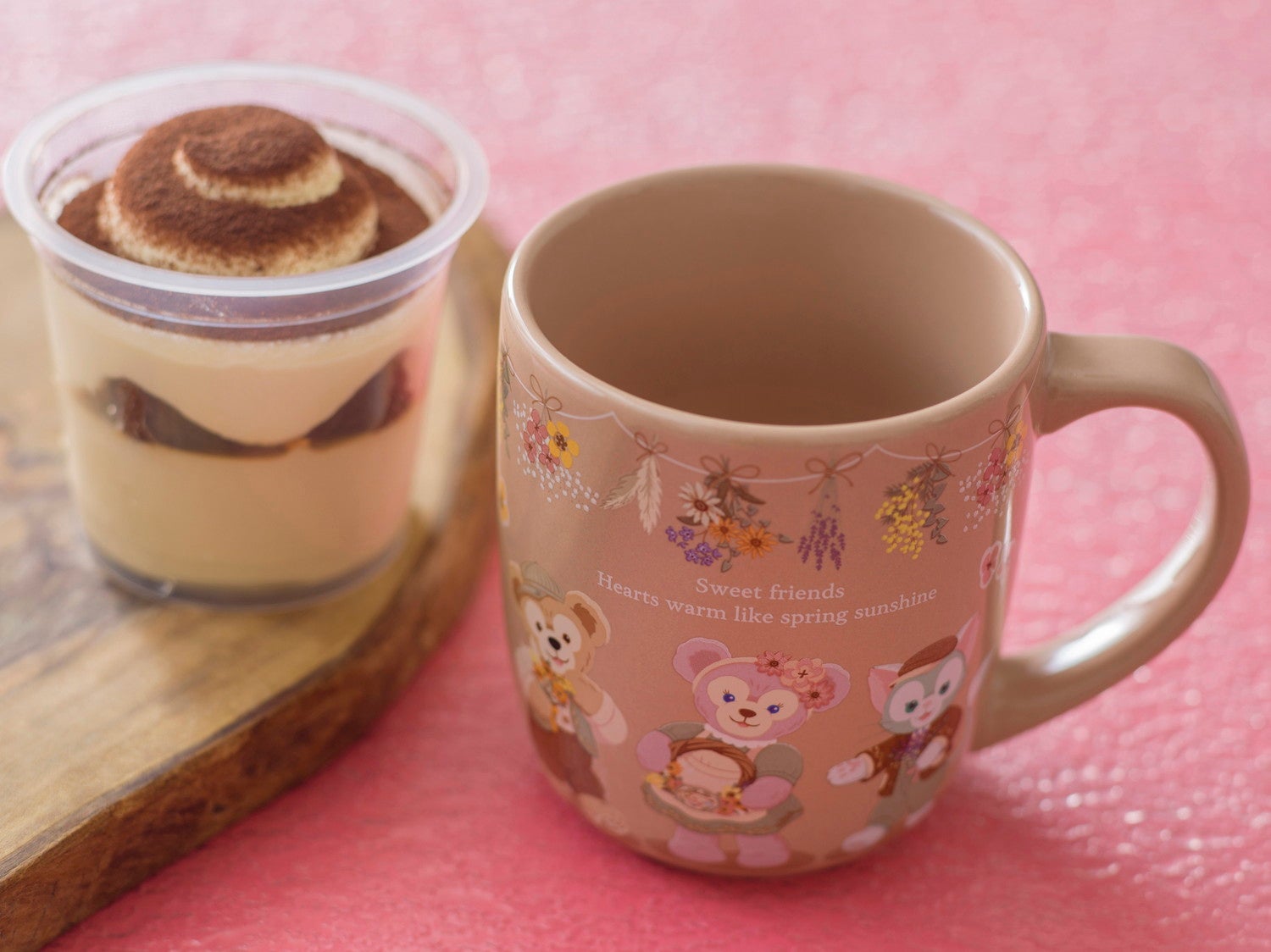 紅茶のティラミス、スーベニアカップ付き990円（C）Disney