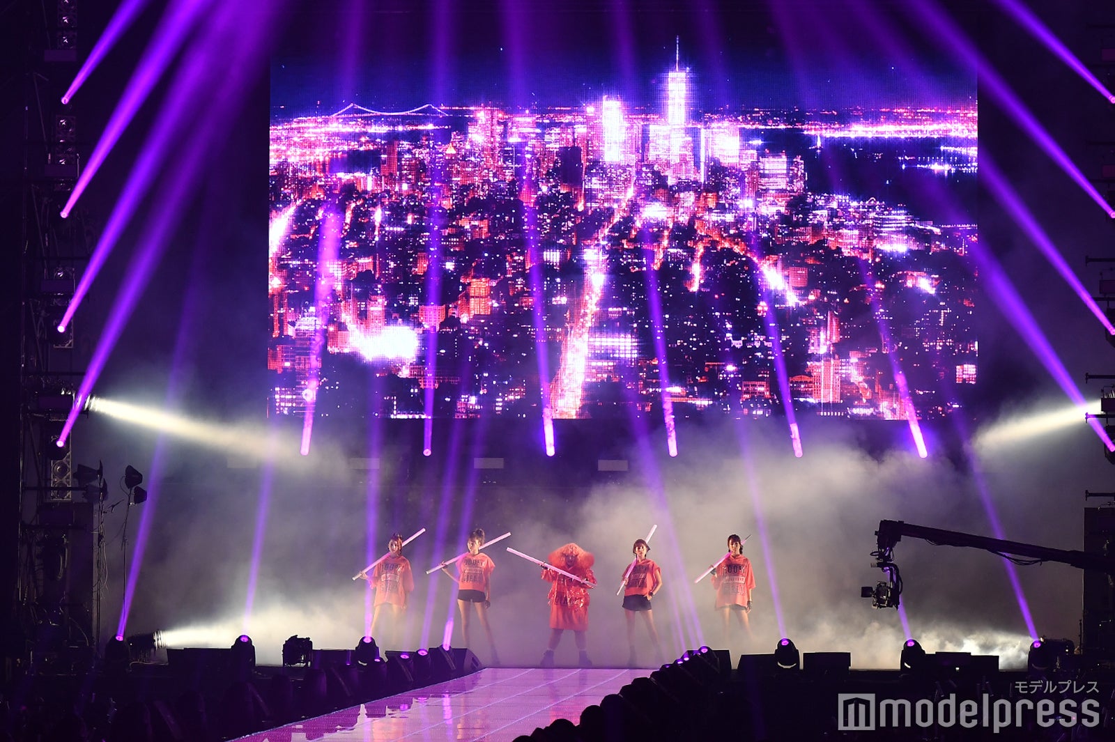 5人登場直後のステージ（C）モデルプレス