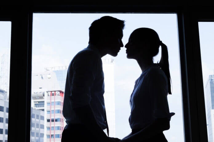 既婚男性から狙われやすい「不倫にハマりやすい女性」の特徴とは