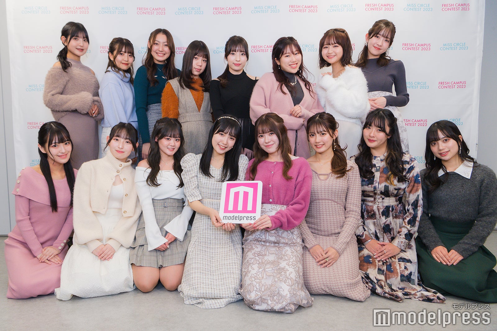 （前列左から）半田遥、藤岡花、廣中弥音、辻村麻琴、香田リン、花田愛実、太田果蓮、勝村涼音（後列左から）水越侑季、角田心乃花、瀧下鈴、桜田紬衣、神谷知采、小倉心優、室根叶望、加藤怜（C）モデルプレス