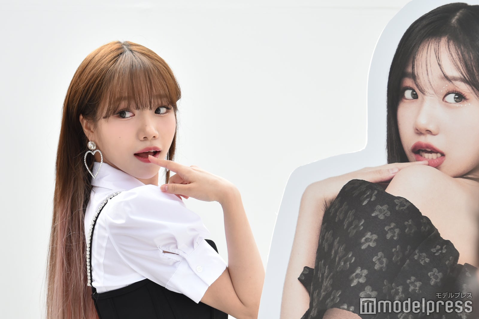 Instagramのフレームと同じポーズをするチョ・ユリ（C）モデルプレス