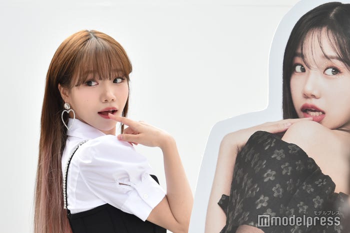 Instagramのフレームと同じポーズをするチョ・ユリ(C)モデルプレス