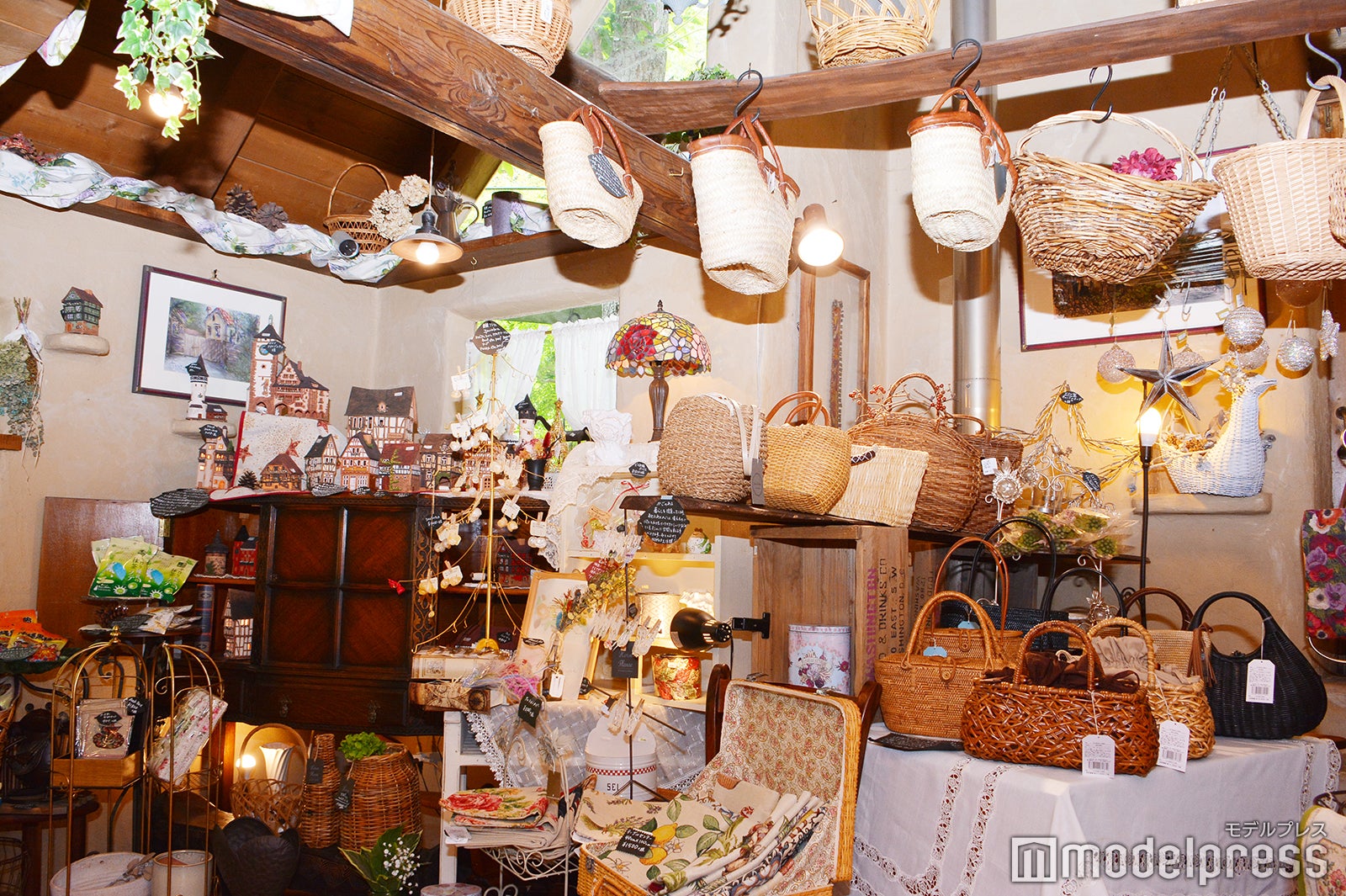 リーフとモモ／海外直輸入の雑貨やアクセサリーがたくさん（C）モデルプレス
