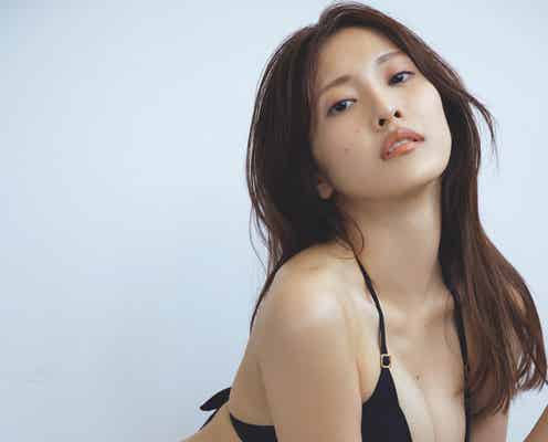 佐野ひなこ、黒ビキニで圧巻美くびれ披露