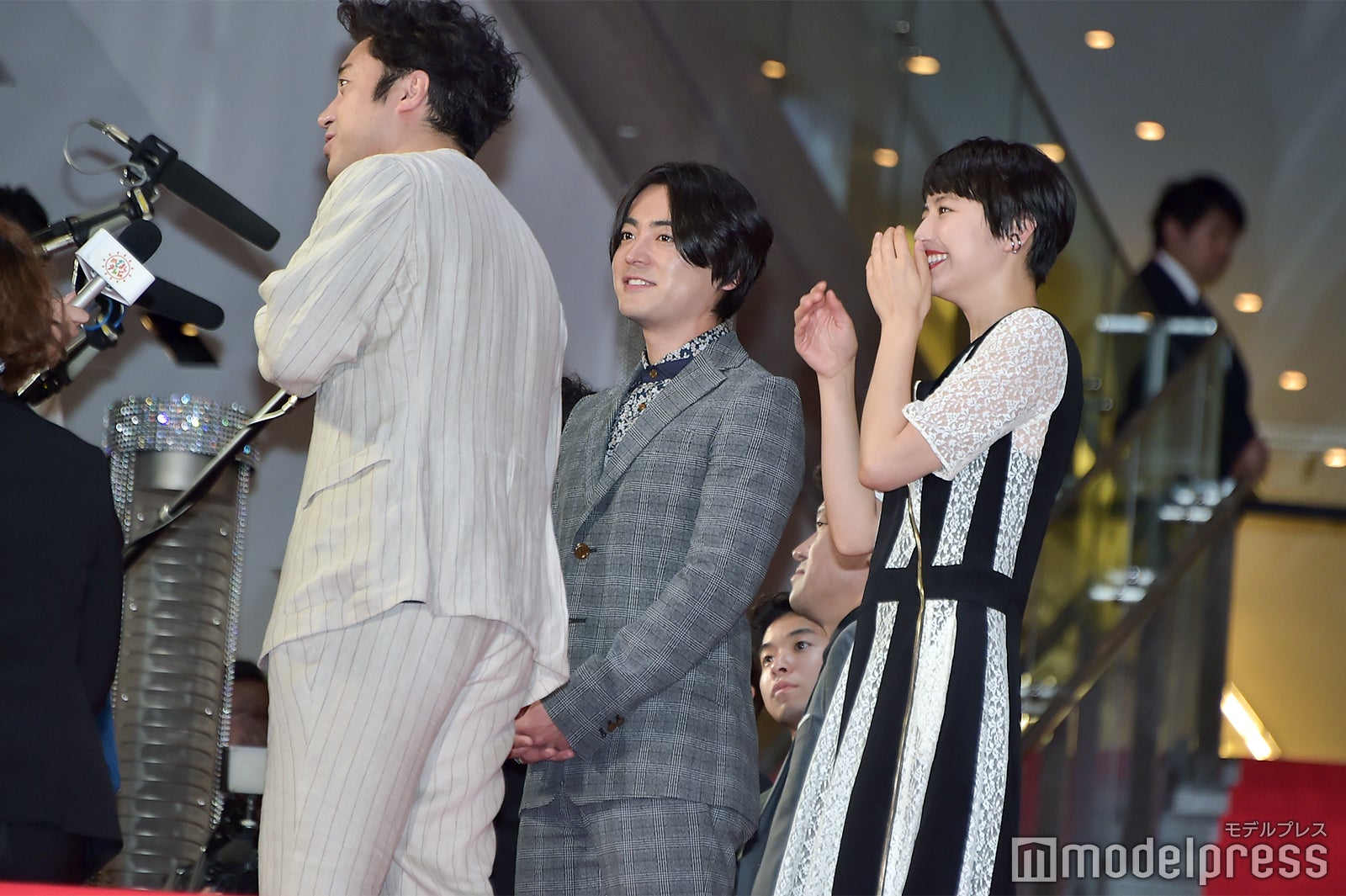 コメント取材を受けるキャスト陣 （C）モデルプレス