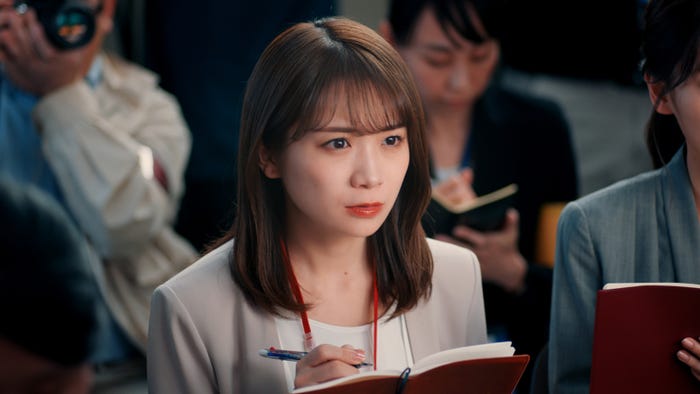 秋元真夏/新TVCM「年俸アップ会見?」篇より(提供写真)