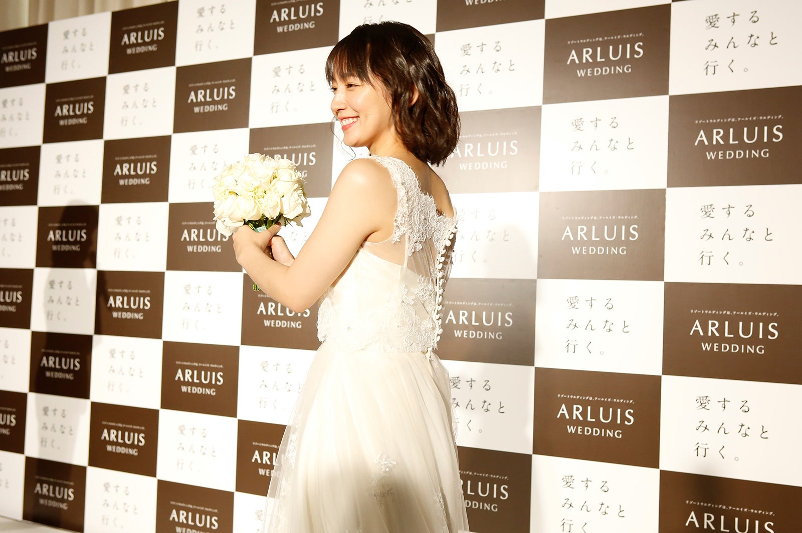 吉岡里帆、初ブーケトス（提供画像）