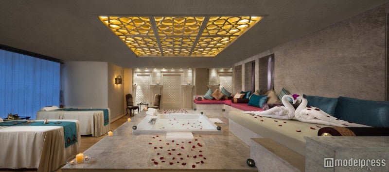 薔薇の花びらとキャンドルが飾られたロマンティックなスパ／画像提供：ドバイ政府観光・商務局