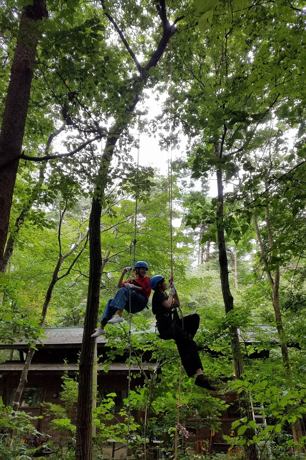 （左から）佐野ひなこ、松井愛莉（C）TBS