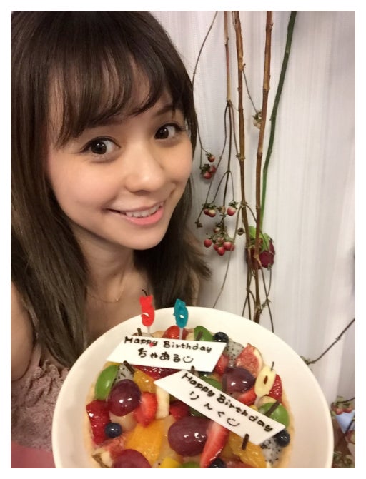 自身と“リンク君”のバースデーケーキを持って／比花知春オフィシャルブログ（Ameba）より