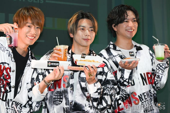 メンバーカラーも使ったコラボメニューを笑顔で見せるNEWSの小山慶一郎、増田貴久、加藤シゲアキ(C)モデルプレス