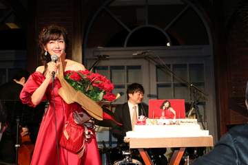 早見優 バースデージャズライブで82年組ズラリ 深紅のシルクドレスで魅了