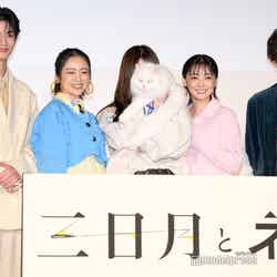 （左から）渡邊圭祐、安達祐実、劇中に登場する猫、倉科カナ、山中崇（C）モデルプレス