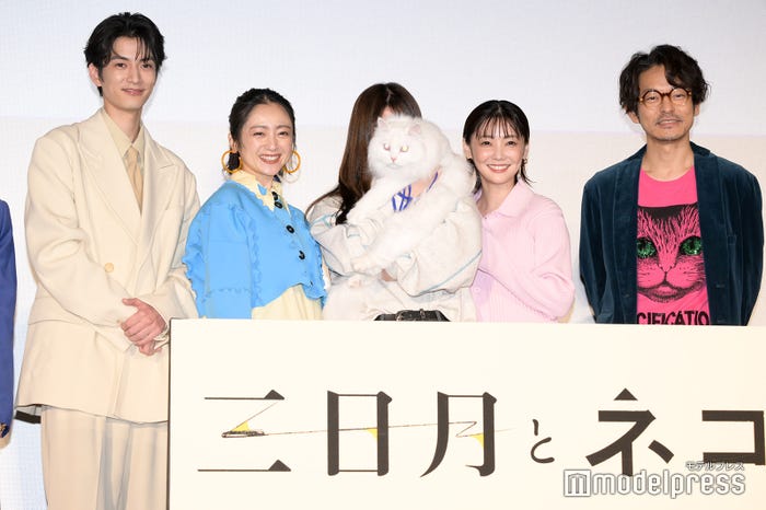(左から)渡邊圭祐、安達祐実、劇中に登場する猫、倉科カナ、山中崇(C)モデルプレス