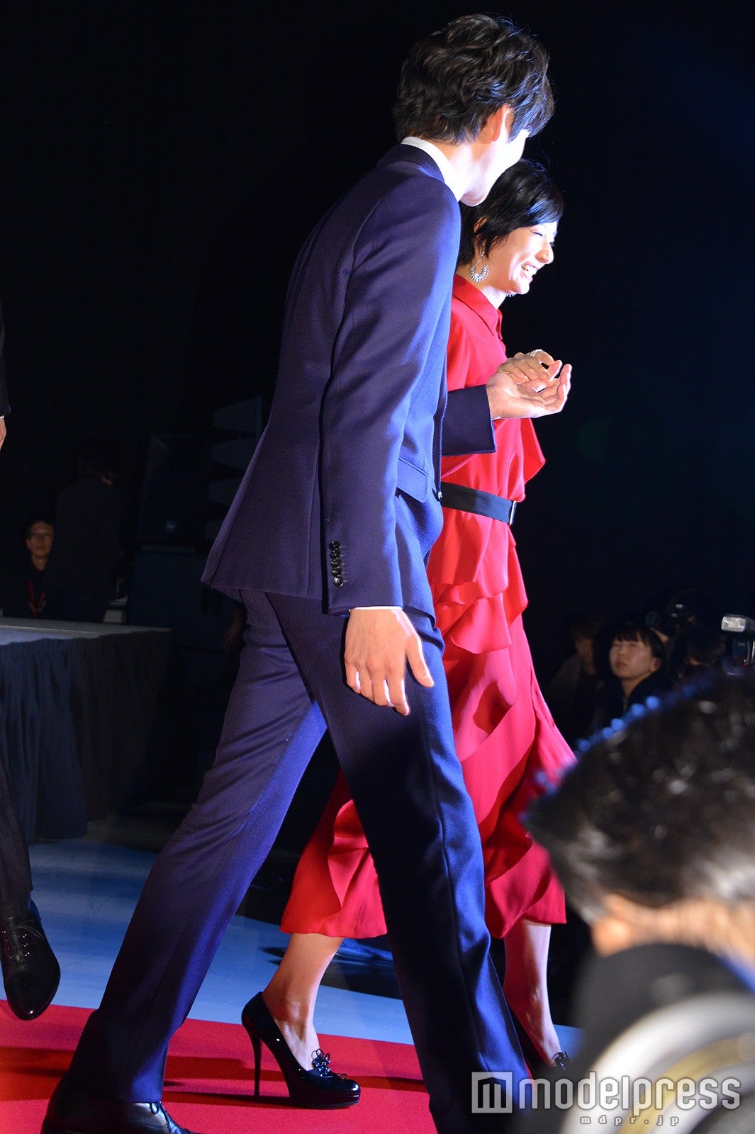 岡田将生は自然な仕草でエスコート（C）モデルプレス