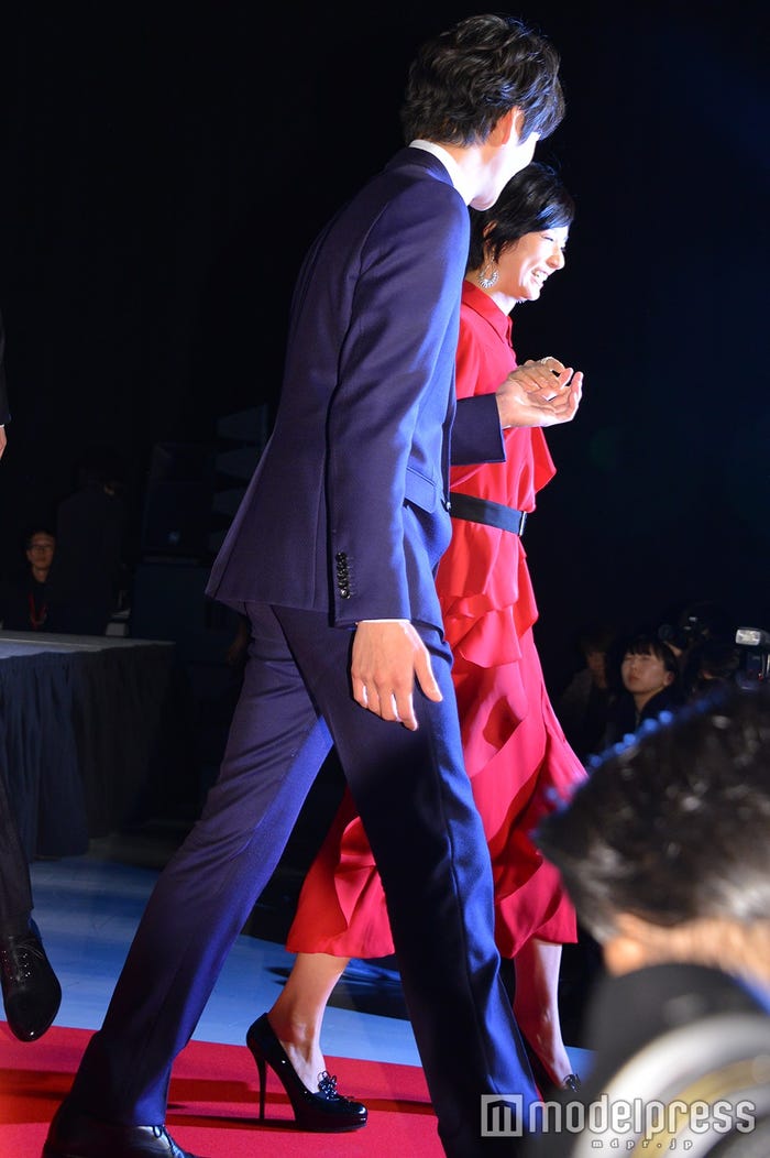 岡田将生は自然な仕草でエスコート(C)モデルプレス