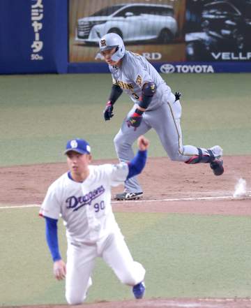 阪神-中日戦で前代未聞の珍事 九回好機で大山のライナーが松山に直撃→直後に二塁塁審にも当たる 球場騒然「10年に1度ぐらいのプレーだった」