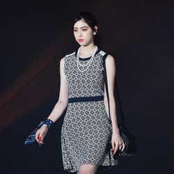 モデルプレス - 三吉彩花、大人ワンピで美脚披露 クールな眼差しに釘付け<GirlsAward 2016 S/S>