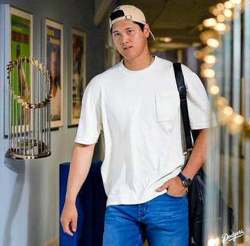 ドジャース 大谷翔平はシンプルスタイル ベッツ＆フリーマンの開幕コーデがすごっ！球団が球場入りファッション公開 タッカー＆ディアスの新加入コンビも登場