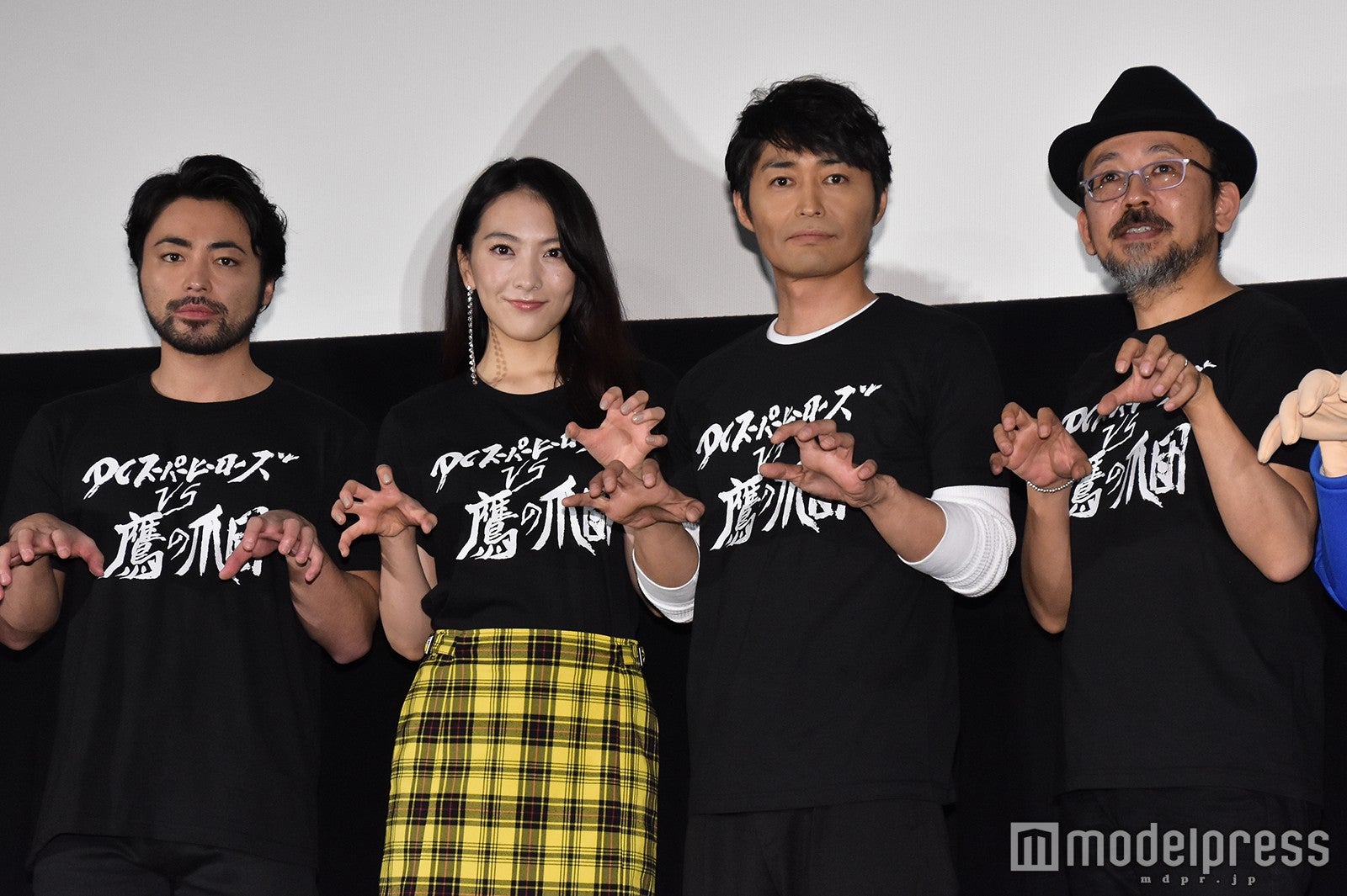 （左から）山田孝之、知英、安田顕、FROGMAN監督 （C）モデルプレス