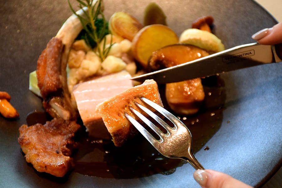 レストラン デュ パルク 「豚ロースのロースト セロリラヴと栗の煮込み ローズマリーの香るソース」を食べる