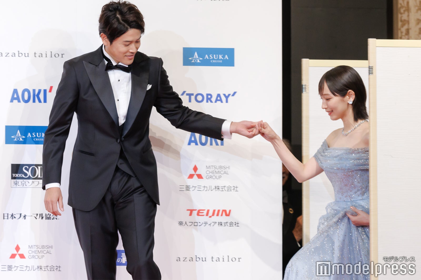 吉岡里帆をエスコートする内田篤人（C）モデルプレス