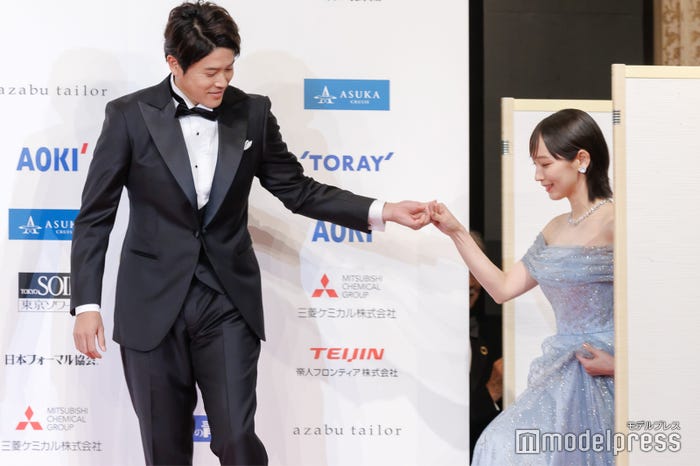 吉岡里帆をエスコートする内田篤人(C)モデルプレス
