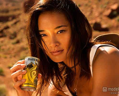 「FIRE」CMセクシー美女の正体とは?  圧倒的美貌&存在感が話題に