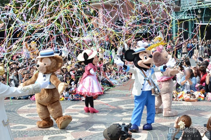 花びらやテープが舞うフィナーレ/「イースター・イン・ニューヨーク」