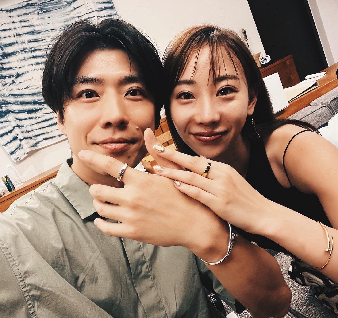 「バチェラー4」黄皓＆秋倉諒子、交際1周年 密着2ショットで報告「美男美女」「これからも推します」の声