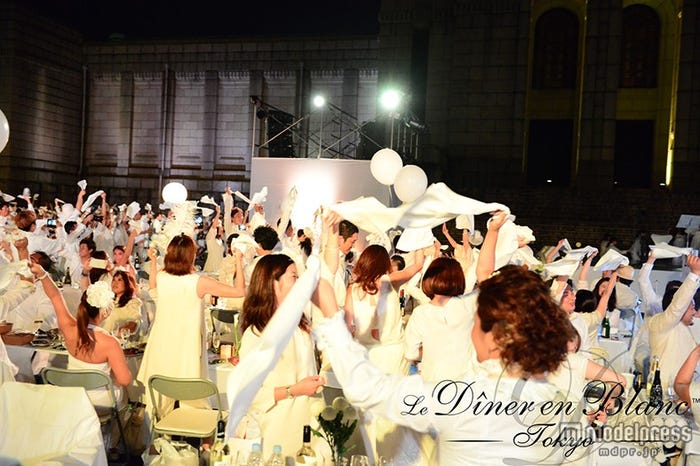 「Dîner en BlancTokyo(ディネ・アン・ブラン・トウキョウ)」(C)Dîner en Blanc International