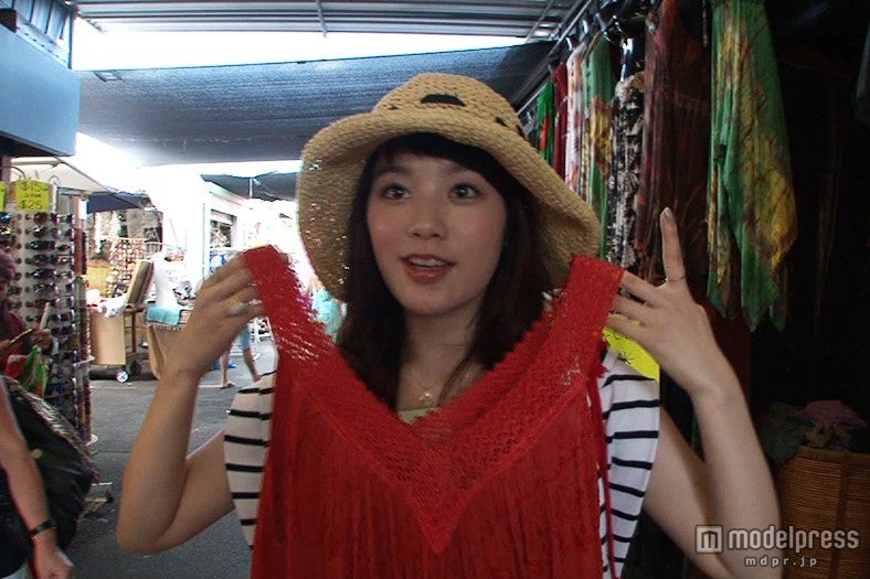 「カラーラマーケット」内で可愛いドレスなどを物色