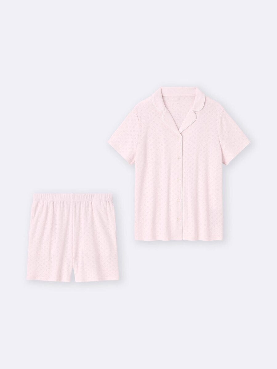 薄ピンク色のコットンブレンド素材の半袖パジャマとショートパンツの上下セット。全体に小さなハート柄。 薄ピンク色のコットンブレンド素材の半袖パジャマとショートパンツの上下セット。全体に小さなハート柄。