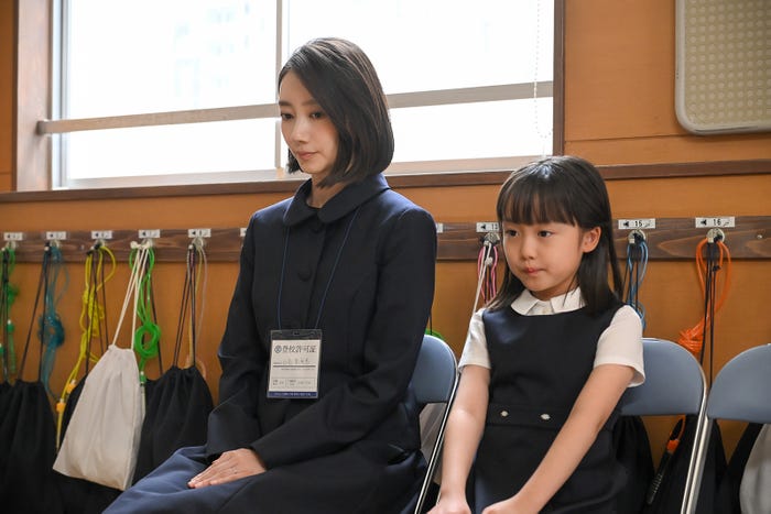 波瑠、池村碧彩「フェイクマミー」第2話(C)TBS