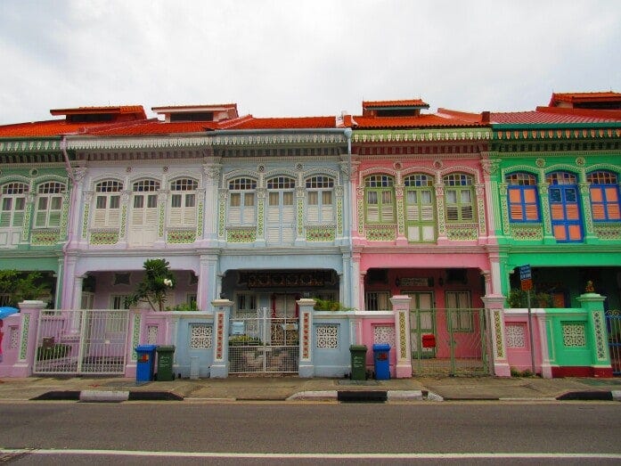 街にはマレー・中国・欧米が入りまじったデザインが多く、カラフルな住宅や可愛いモチーフが溢れる
