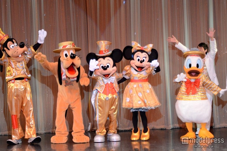 ステージに現れたキャラクターたち／謎解きプログラム